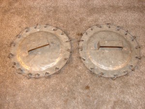 AF826 - Metal dish w/rings (one pair)